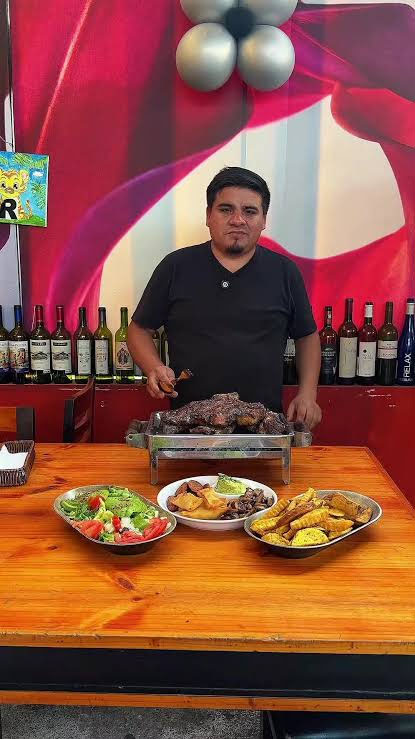 rubino parrillas presentando platos